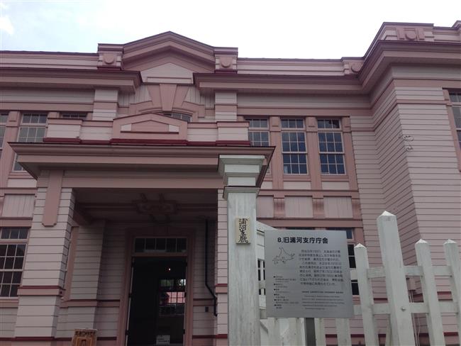 旧浦河市庁舎。可愛らしい色です